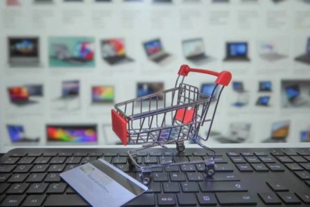 Cartão, teclado, carrinho, produtos - Metrópoles