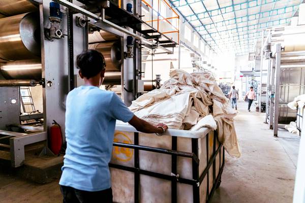 Homem trabalhando em fábrica de tecidos - Metrópoles