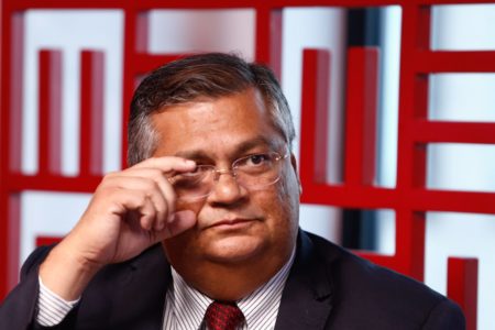 Senador eleito pelo Maranhão, Flávio Dino, dá entrevista ao Metrópoles. Ele ajeita os óculos na foto - Metrópoles