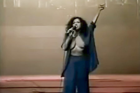 Gal Costa com os seios à mostra em show - Metrópoles