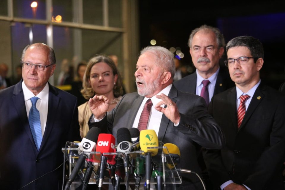 Presidente eleito Luiz Inácio Lula da Silva, acompanhado de Geraldo Alckmin, Gleisi Helena Hoffmann, Aloizio Mercadante Oliva e Randolfe Rodrigues, concede entrevista coletiva após reunião com o presidente do TSE Alexandre de Moraes - Metrópoles