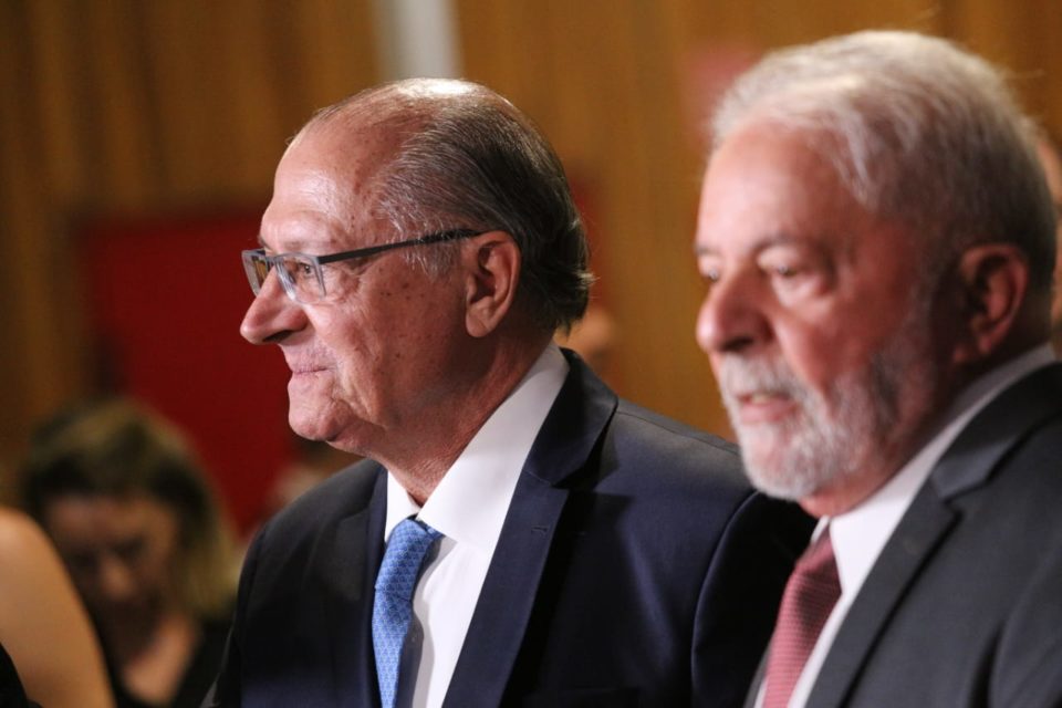 Foto colorida mostra Geraldo Alckmin acompanhando presidente eleito Luiz Inácio Lula da Silva durante coletiva após reunião com o presidente do TSE Alexandre de Moraes, em atividade da transição de governo - Metrópoles