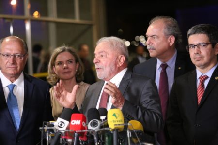 Presidente eleito Luiz Inácio Lula da Silva, acompanhado de Geraldo Alckmin, Gleisi Helena Hoffmann, Aloizio Mercadante Oliva e Randolfe Rodrigues, concede entrevista coletiva após reunião com o presidente do TSE Alexandre de Moraes - Metrópoles