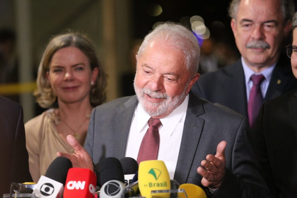 Presidente eleito Luiz Inácio Lula da Silva, acompanhado de Gleisi Helena Hoffmann, Aloizio Mercadante sorri para a imprensa durante entrevista coletiva após reunião com o presidente do TSE Alexandre de Moraes - Metrópoles