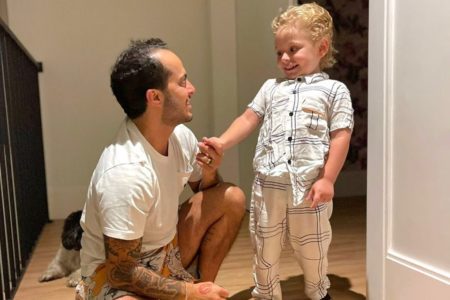 Thammy Miranda posa com o filho Bento, de 2 anos de idade - Metrópoles