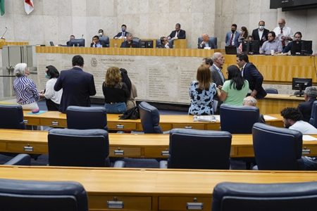 Movimentação de parlamentares no plenário da Câmara Municipal de São Paulo durante sessão de votação - Metrópoles