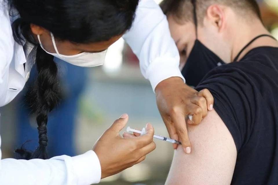 Astrazeneca Jovem receber vacina contra a Covid-19