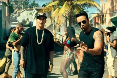 Foto colorida de Luís Fonsi e Daddy Yankee no clipe de Despacito - Metrópoles