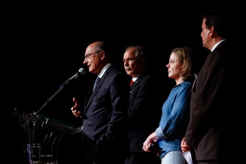 Na foto colorida Vice-presidente eleito Geraldo Alckmin, Aloizio Mercadante, deputada federal Gleisi Hoffman e ex-deputado Floriano Pesaro durante coletiva de imprensa no CCBB - Metrópoles