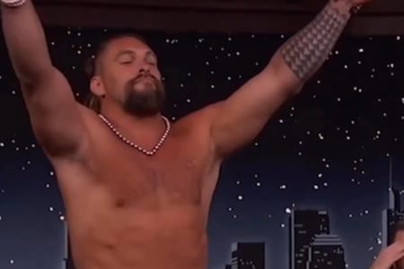 Jason Momoa faz strip-tease durante programa - Metrópoles