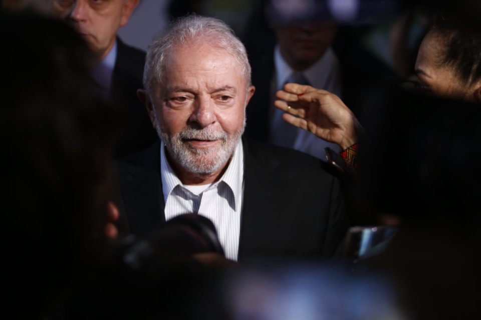 Imagem colorida mostra presidente eleito Lula sorrindo - Metrópoles