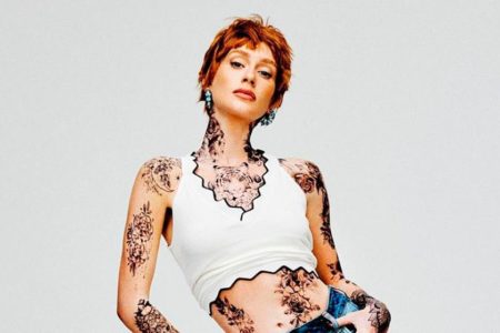 Marina Ruy Barbosa com cabelo joaozinho bem curtinho e tatuagens