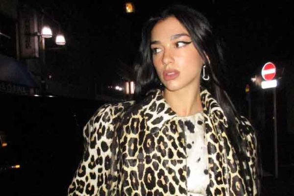 Foto de Dua Lipa usando blusa de oncinha - Metrópoles