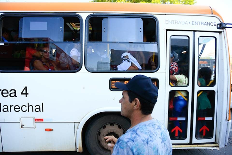 Passageiro e ônibus - Metrópoles