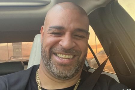 Adriano Imperador sorrindo