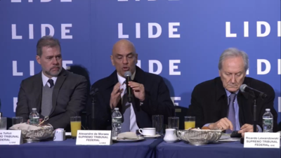 Os ministros do STF (da esquerda pra direita) Dias Toffoli, Alexandre de Moraes, que fala em microfone e Ricardo Lewandovski. Eles palestram em Nova Iorque, no evento Lide Brazil - Metrópoles