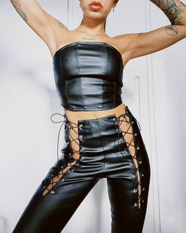 Gabriela Rippi usando calça de couro com amarrações