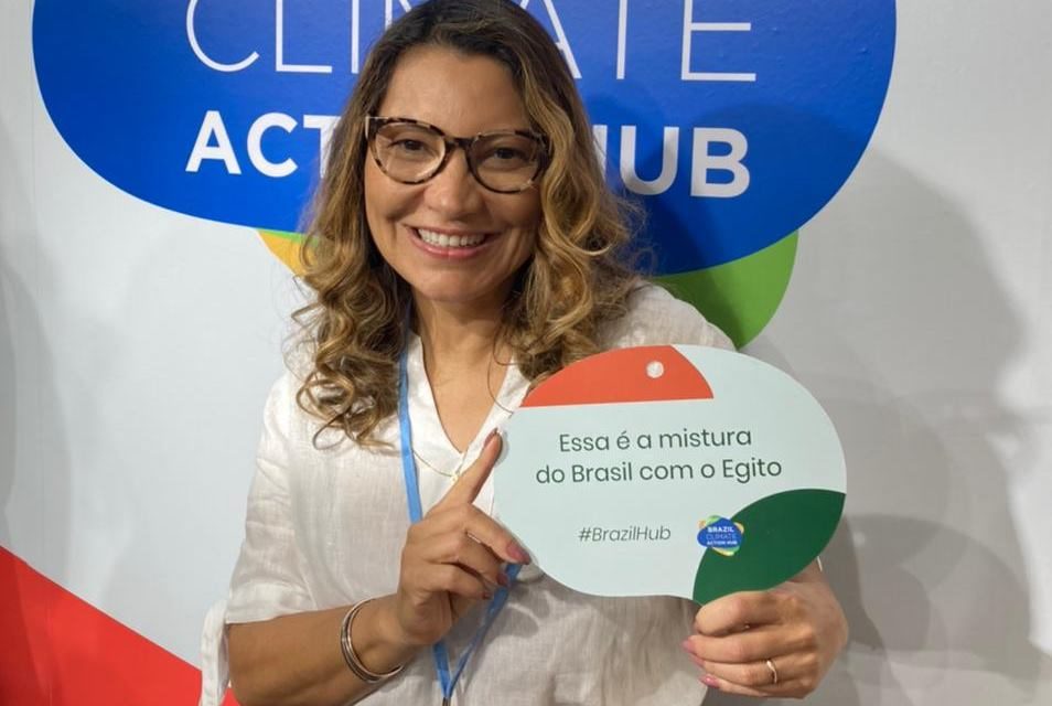 imagem colorida da primeira-dama Janja segurando cartaz
