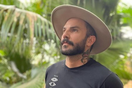 Foto colorida de Wagner Santiago usando chapéu - Metrópoles