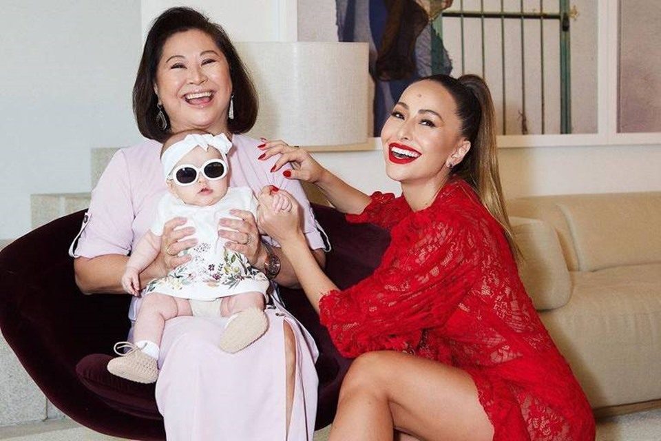 Sabrina Sato posa com a filha, Zoe, e sua mãe, Dona Kika - Metrópoles