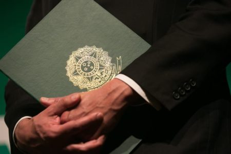 O coordenador da transição e vice-presidente eleito, Geraldo Alckmin, anuncia mais nomes pra transição do novo governo. Em detalhe, sua pasta com o brasão da República - Metrópoles