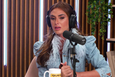 Nicole Bahls, sentada, durante entrevista ao podcast Quem Pode, Pod - Metrópoles