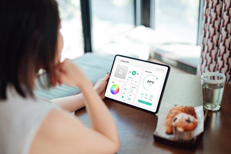 Na foto, há uma mulher olhando um gráfico em um tablet buscando conteúdo - Metrópoles