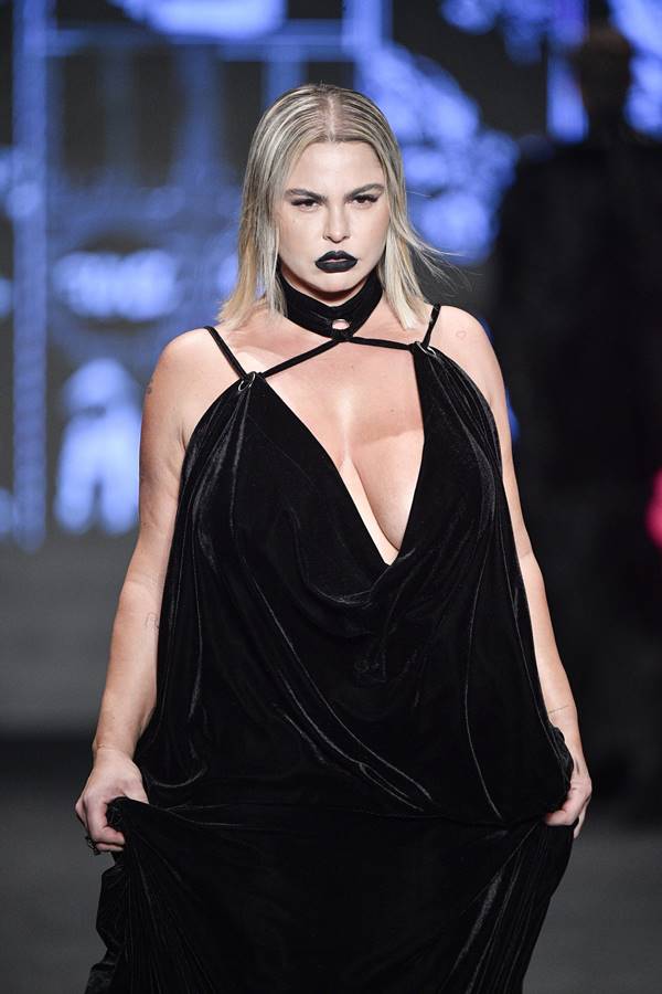 Na passarela do SPFW, modelo usa look preto com batom preto - Metrópoles