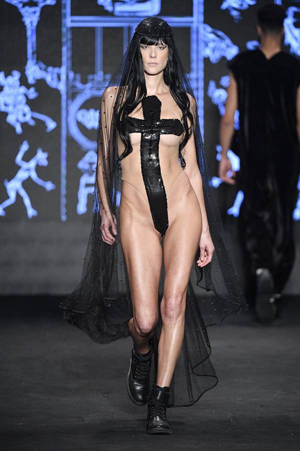 Na passarela do SPFW, modelo usa fita preta no corpo seminu - Metrópoles