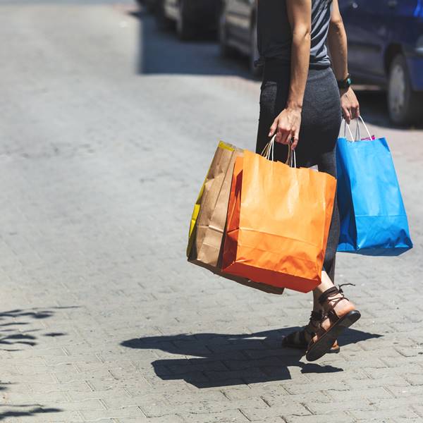 Mulher carregando compras da Black Friday - Metrópoles
