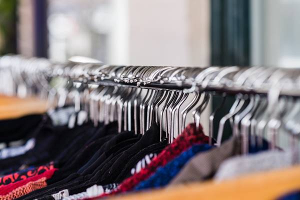 Roupas penduradas em um cabide - Metrópoles