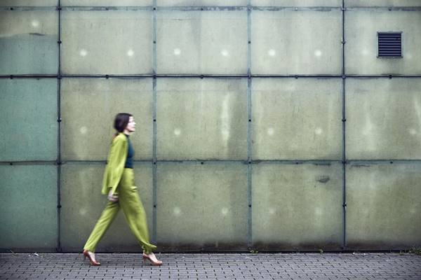 Mulher com roupas formais andando na rua - Metrópoles