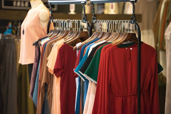 Roupas penduradas em uma arara - Metrópoles