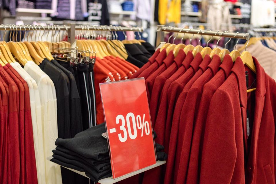 Roupas penduradas em uma arara - Metrópoles
