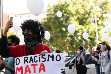 Imagem colorida mostra manifestação contra Racismo na Fundação Palmares / Metrópoles