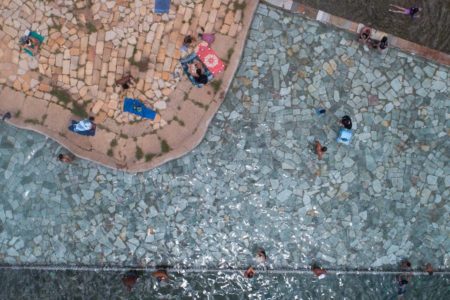 Chão de pedras ao lado de piscina vistos de cima