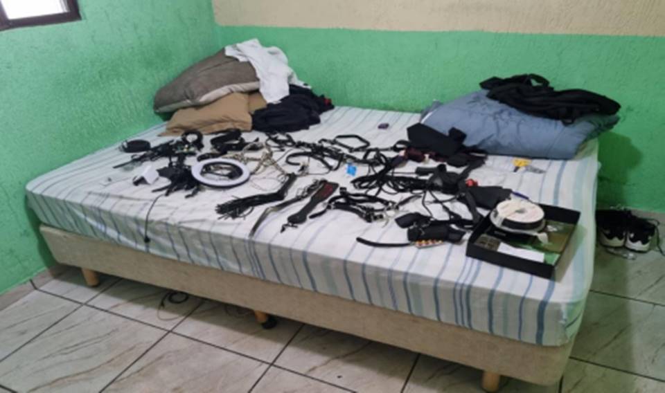 cama com apetrechos sexuais