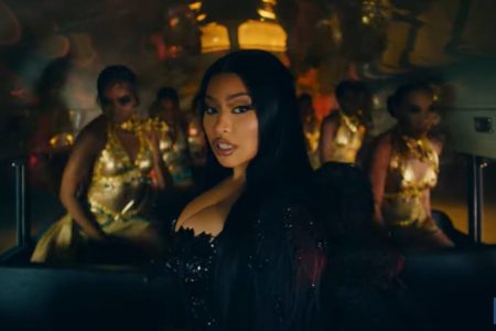 nicki minaj ao centro séria com bailarinas ao fundo - metrópoles