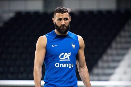 Jogador de futebol Karim Benzema com blusa da seleção francesa após corte na Copa do Mundo do Catar 2022