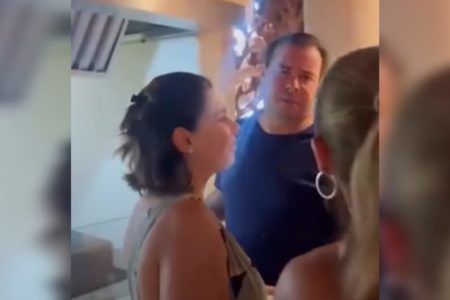 Rodrigo Maia sendo hostilizado em resort - Metrópoles