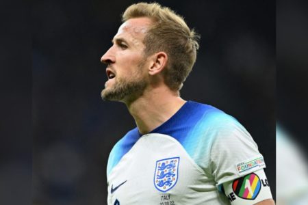 Harry Kane, capitão da Inglaterra com braçadeira em apoio à comunidade LGBTI+