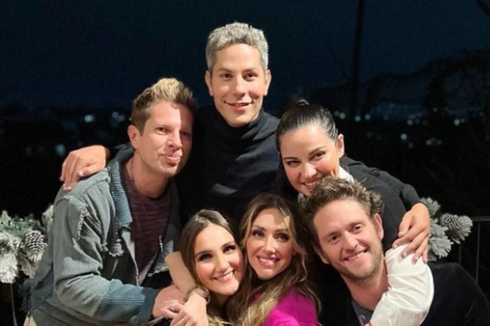 Foto colorida de integrantes do RBD durante reencontro - Metrópoles