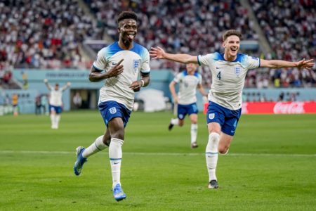 Saka comemora um de seus gols durante o jogo entre Inglaterra e Irã