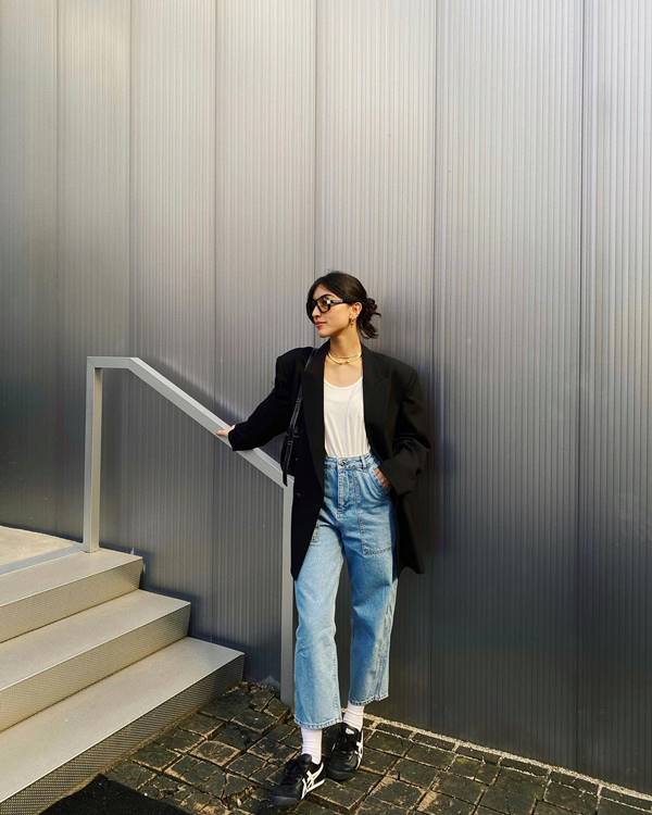 Maju Trindade usando calça jeans azul, camiseta branca e blazer preto - Metrópoles