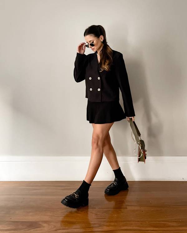 Viih Rocha usando blazer preto, saia preta, meia preta e mocassim preto - Metrópoles