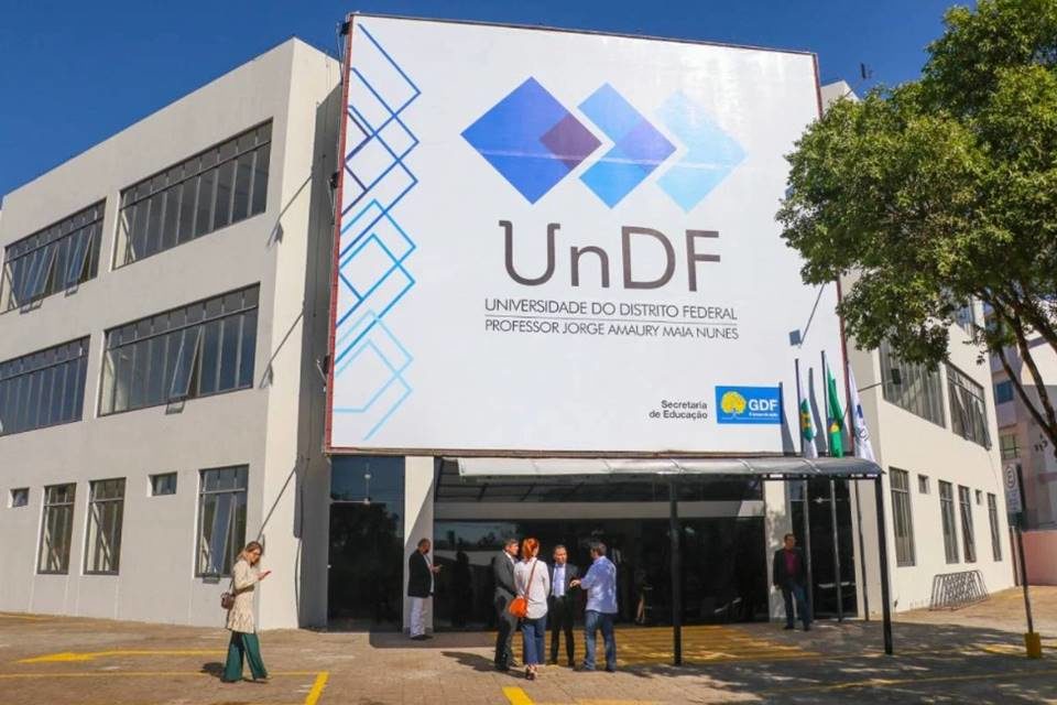 Fachada da Universidade do Distrito Federal, prédio branco de três andares - Metrópoles