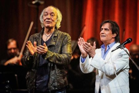 roberto carlos e erasmo carlos batendo palma em cima do palco