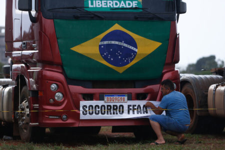 Caminhão com bandeira do Brasil e faixa escrito Socorro FFAA - Metrópoles