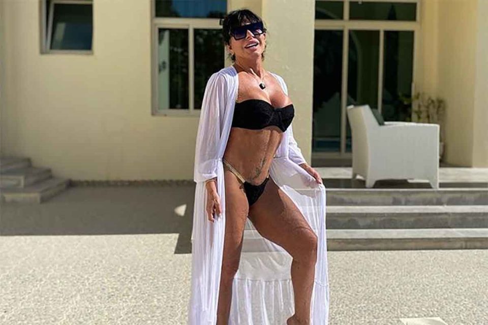 Foto colorida de Gretchen de biquini preto enquanto toma sol no Qatar - Metrópoles