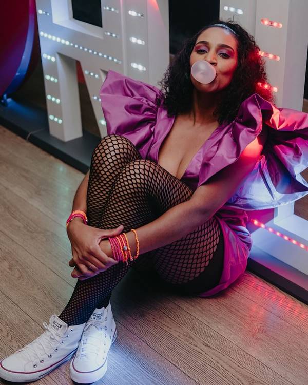 Modelo usa vestido de babado nas mangas na cor roxa - Metrópoles
